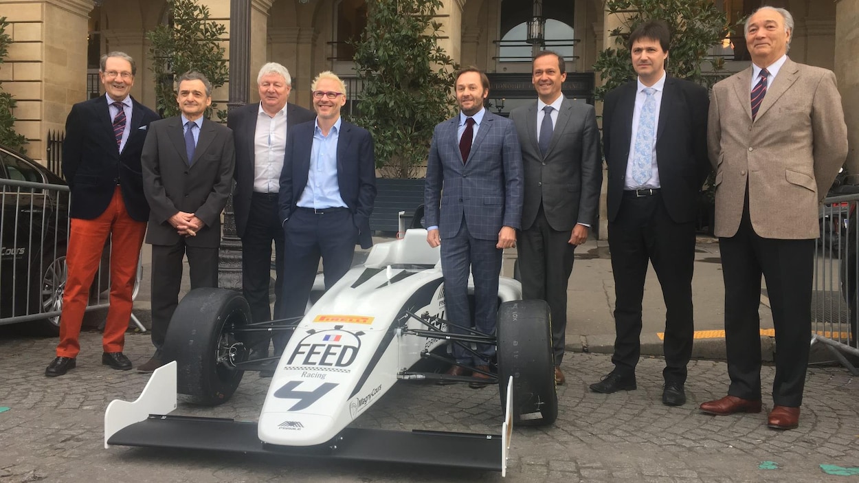 Jacques Villeneuve et Patrick Lemarié de chaque côté d'une F4 Mygale pour leur école de pilotage