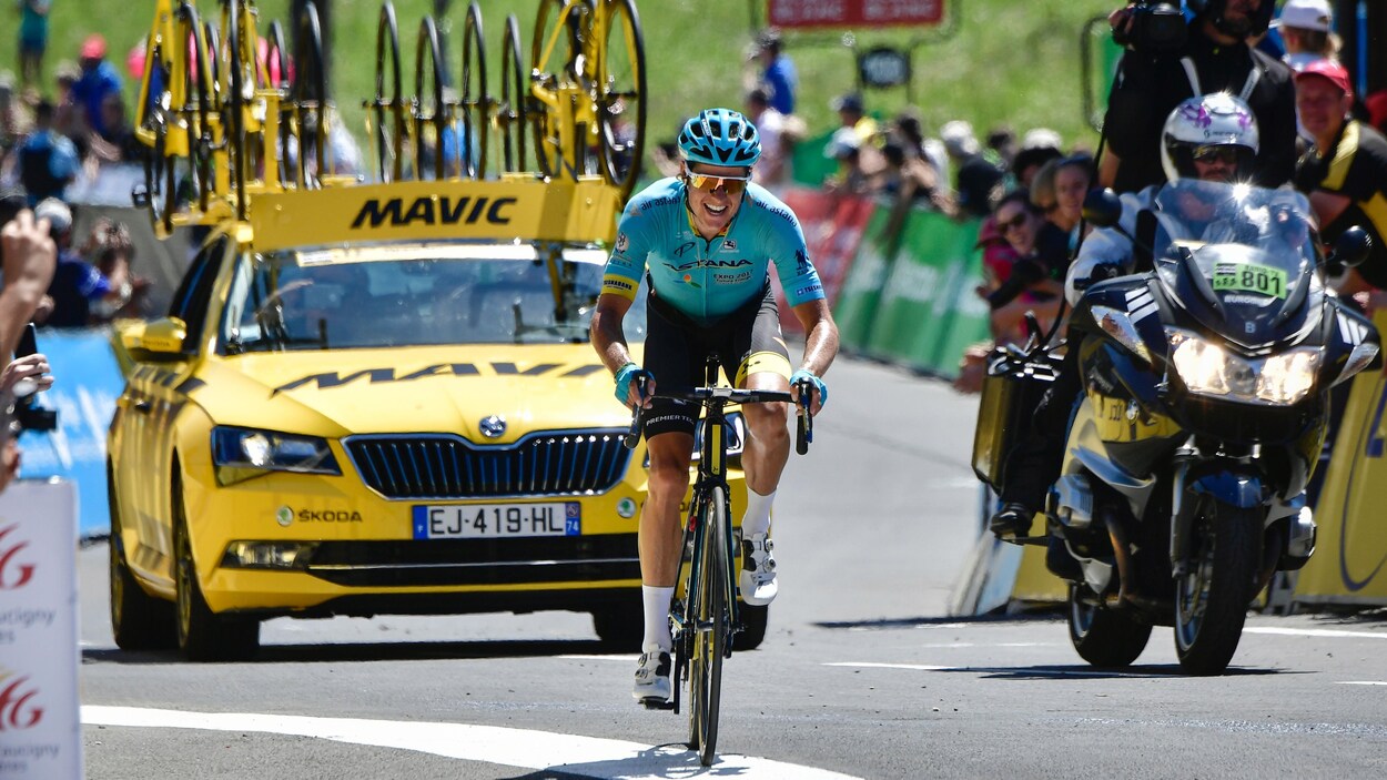 Il est en plein effort durant une course.