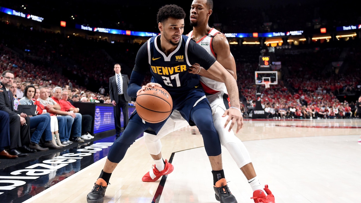 Il manoeuvre avec le ballon, surveillé par Rodney Hood, dans le match 5 de la série entre les Nuggets de Denver et les Trail Blazers, à Portland.