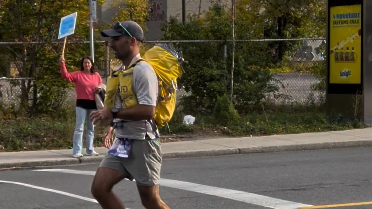 Un homme a couru le marathon de Montréal en ramassant les déchets
