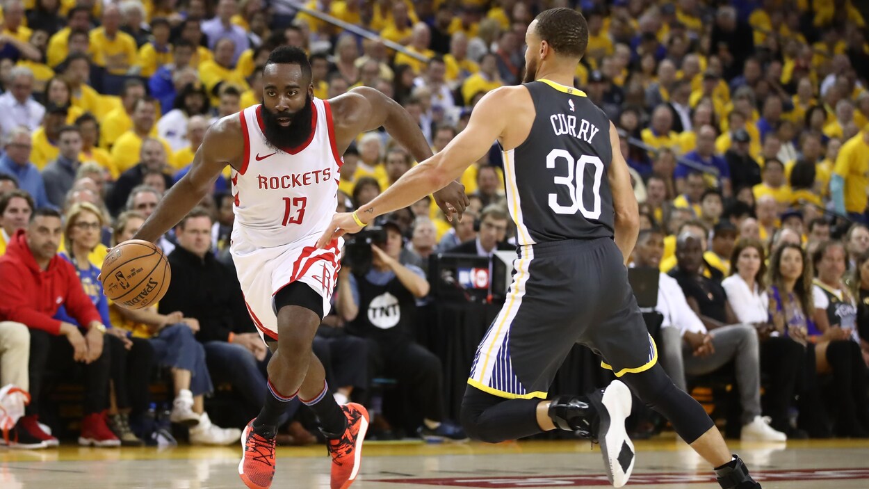 James Harden (gauche) et Stephen Curry James Harden (gauche) et Stephen Curry