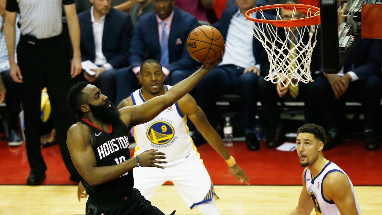 James Harden réussit un panier contre les Warriors de Golden State. James Harden réussit un panier contre les Warriors de Golden State.
