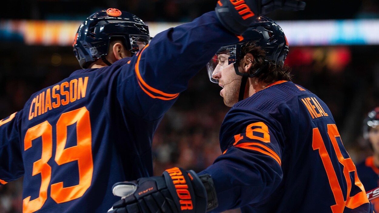 James Neal est félicité par Alex Chiasson.
