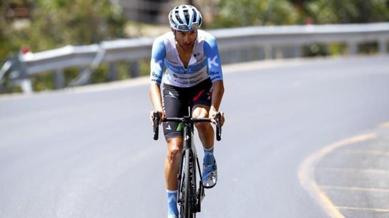 Le cycliste s'entraîne sur son vélo