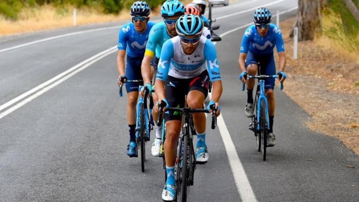 Les cyclistes roulent sur une route australienne