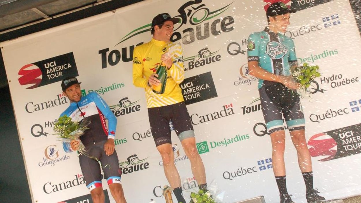 Brendan Rhim (centre) arrose Nickolas Zukowsky (droite) à la suite de sa victoire au 34e Tour de Beauce.