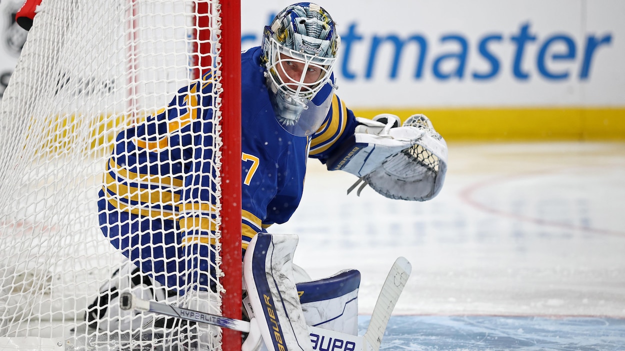 Les Sénateurs embauchent le gardien James Reimer