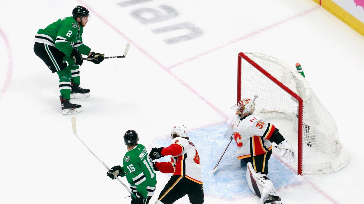 Jamie Oleksiak marque face à Cam Talbot.