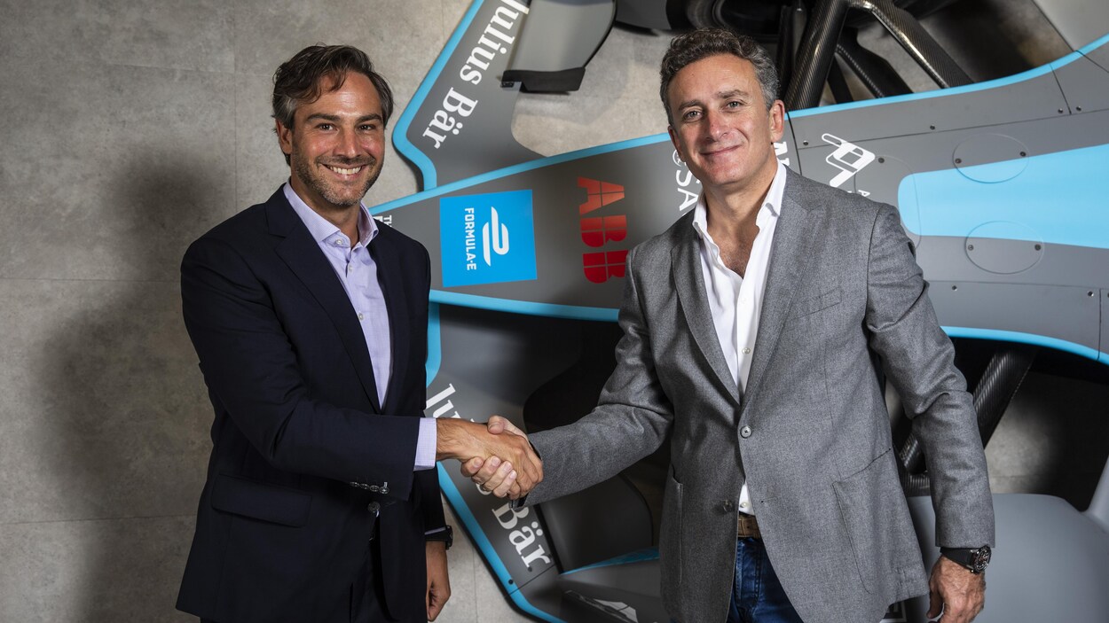 Alejandro Agag (à droite) accueille Jamie Reigle dans la famille de la formule E, et lui serre la main.