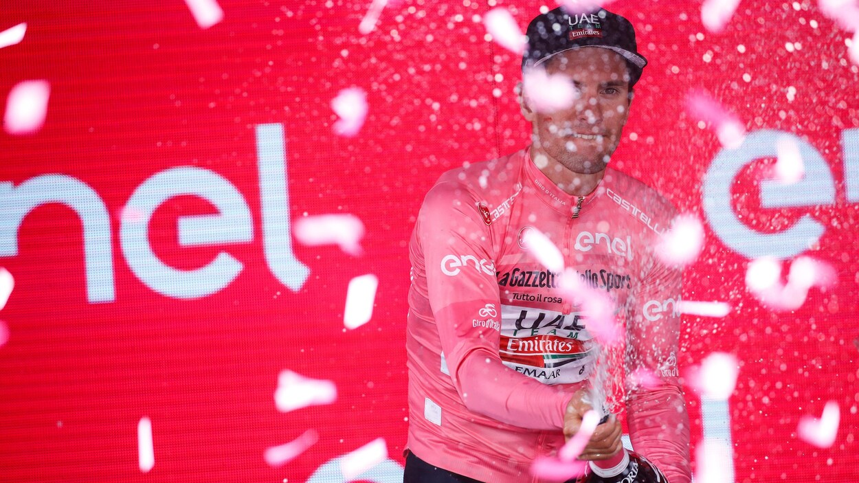 Jan Polanc sabre le champagne.