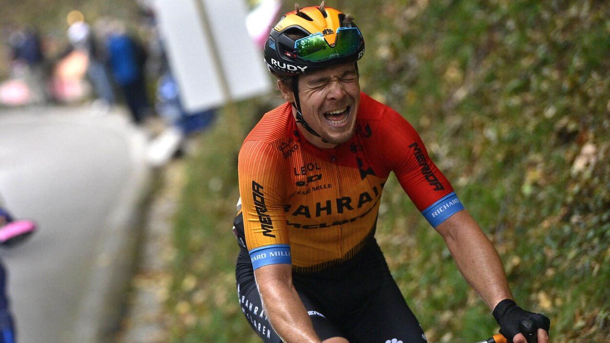 Le cycliste grimace à l'approche de la ligne d'arrivée