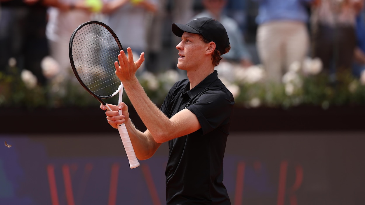 Jannik Sinner bat le record de Novak Djokovic et passe en demi-finales à Rome