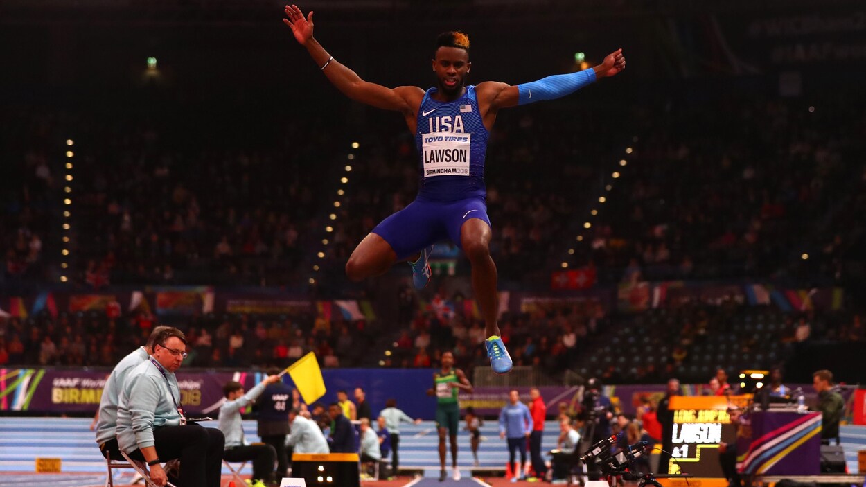 Jarrion Lawson en plein vol durant les Championnats du monde en salle de Birmingham en mars 2018