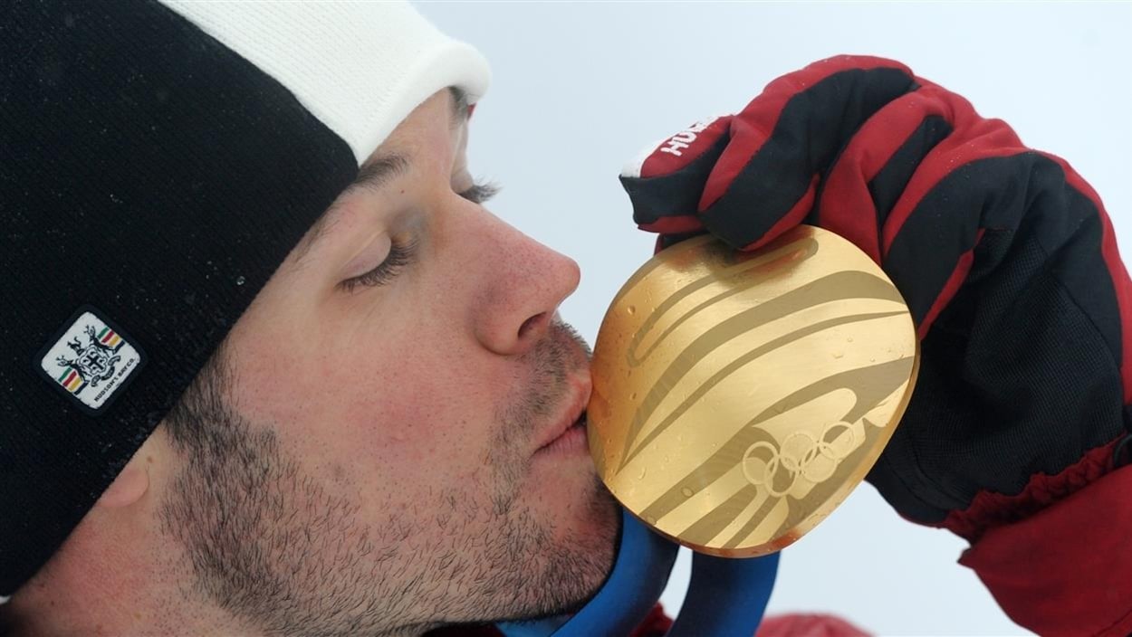 Il embrasse sa médaille d'or.