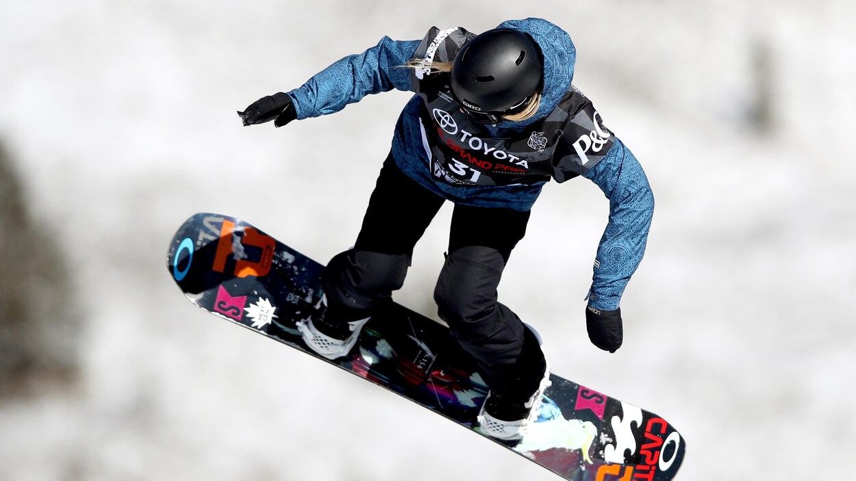 La planchiste Jasmine Baird effectue un saut La planchiste Jasmine Baird effectue un saut