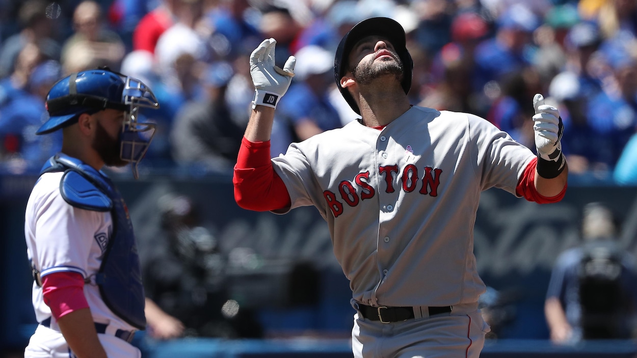 J.D. Martinez célèbre après avoir frappé un circuit de deux points contre les les Blue Jays. J.D. Martinez célèbre après avoir frappé un circuit de deux points contre les les Blue Jays.