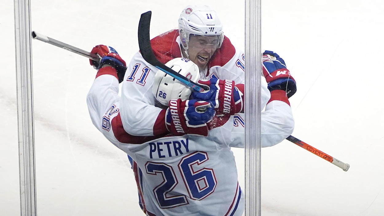 Deux joueurs de hockey