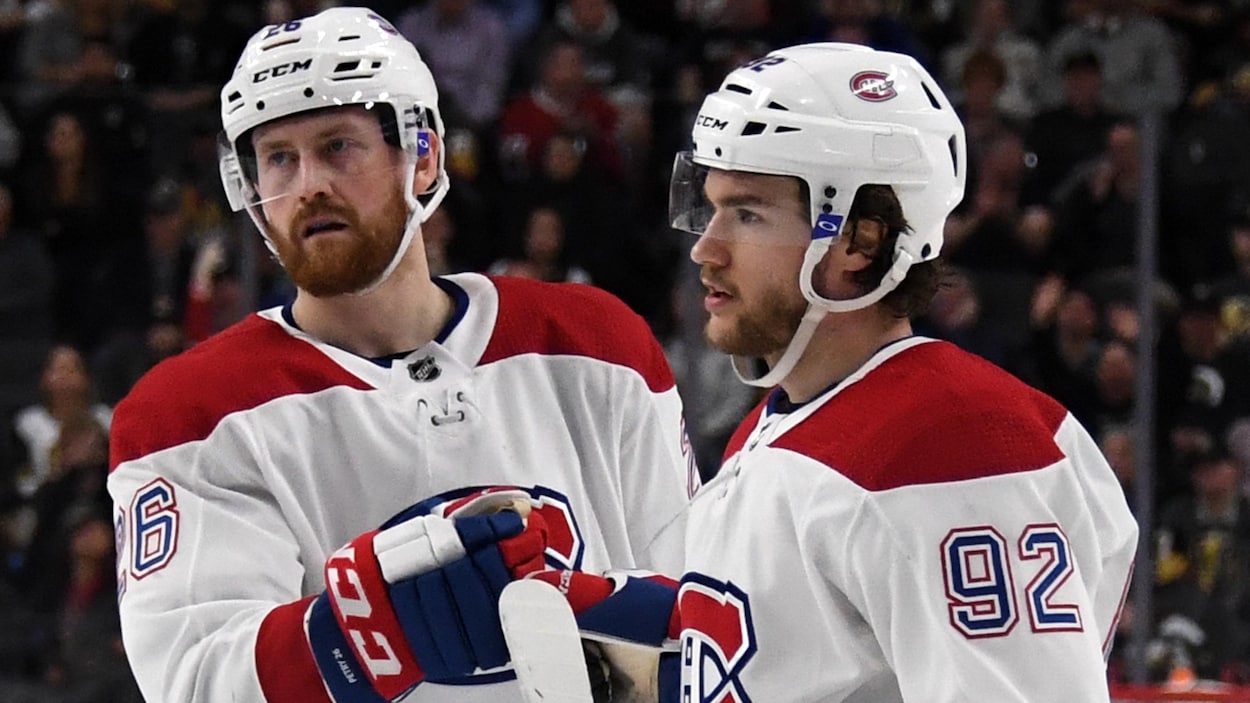 Ils se félicitent sur la glace.