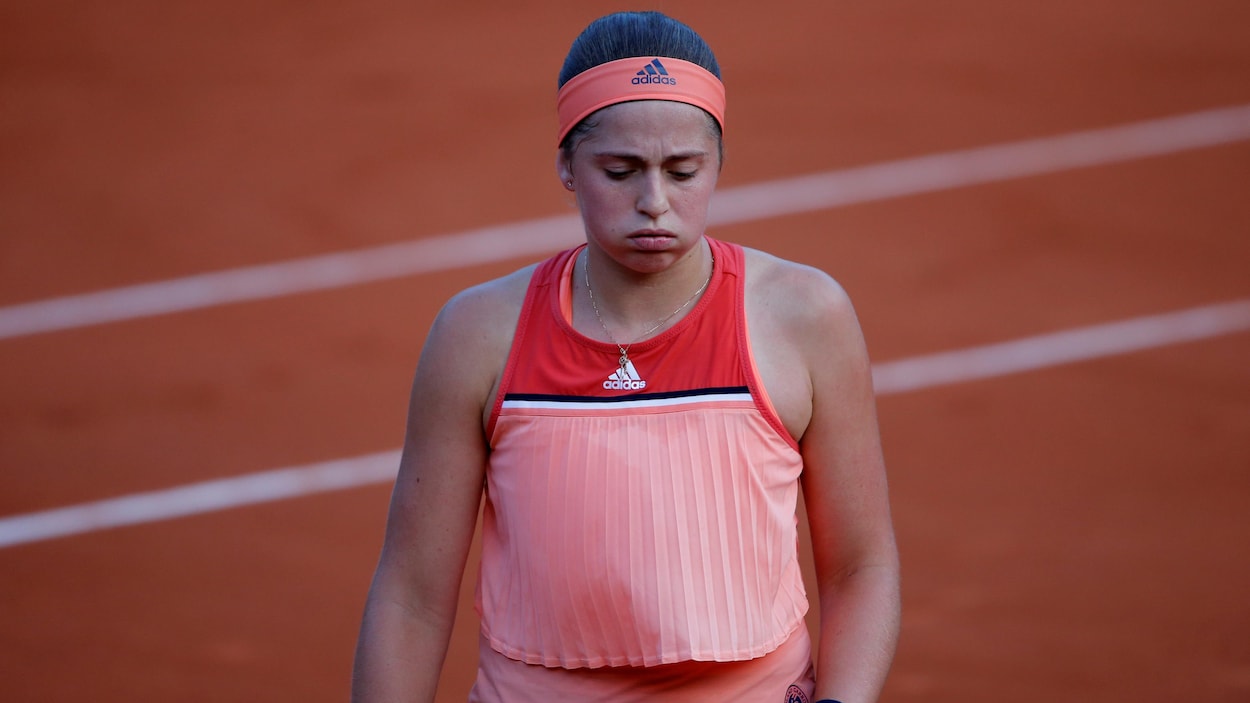 Jelena Ostapenko soupire sur le terrain pendant son match contre Kateryna Kozlova. Jelena Ostapenko soupire sur le terrain pendant son match contre Kateryna Kozlova.