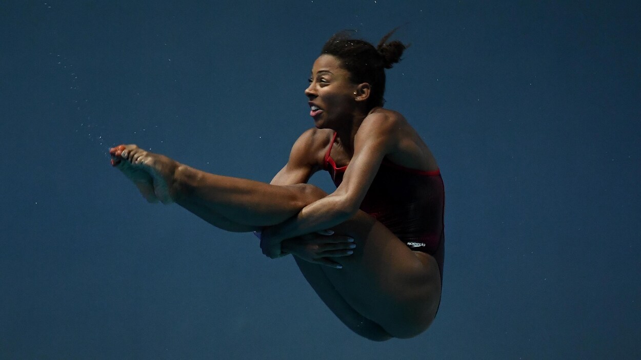 Elle est en position carpée pendant un plongeon.