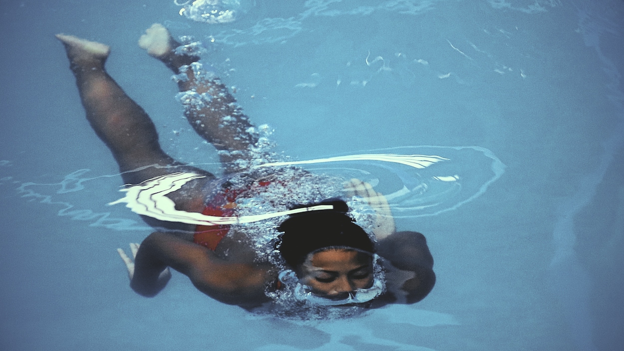 Après son plongeon, Jennifer Abel regagne de bord du basson en nageant sous l'eau. Après son plongeon, Jennifer Abel regagne de bord du basson en nageant sous l'eau.