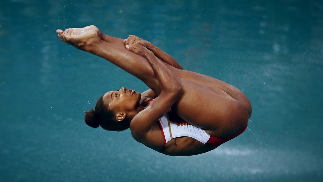 Jennifer Abel effectue un saut en position carpée. Jennifer Abel effectue un saut en position carpée.
