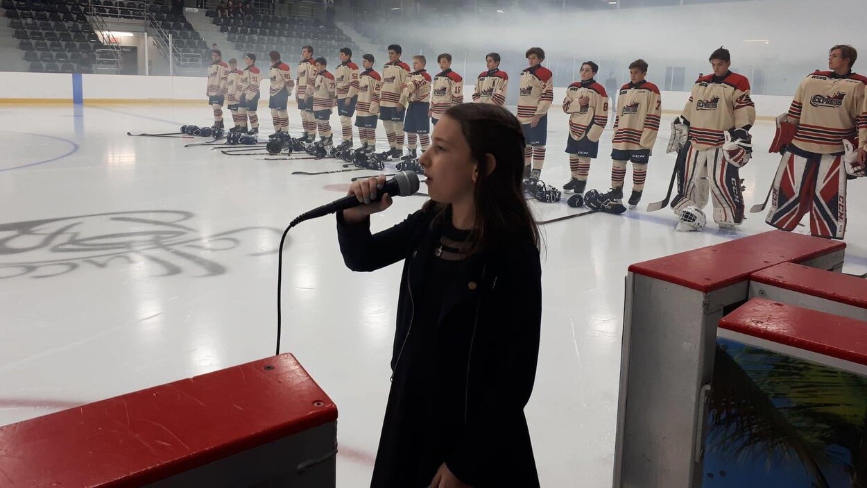 Jennifer Bellerose, âgée de 12 ans de Sherbrooke, chante l'hymne national au tournoi international Bantam de Sherbrooke