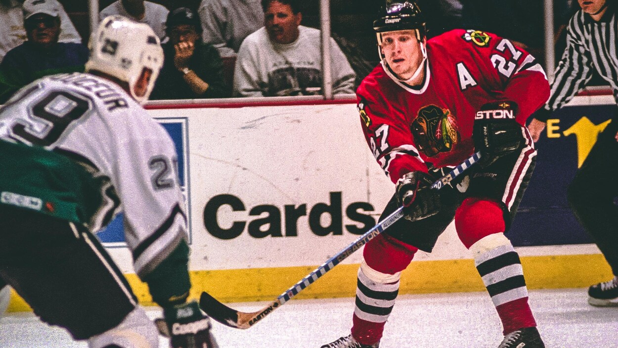 Jeremy Roenick fait une passe à un coéquipier pendant un match des Blackhawks de Chicago. Jeremy Roenick fait une passe à un coéquipier pendant un match des Blackhawks de Chicago.