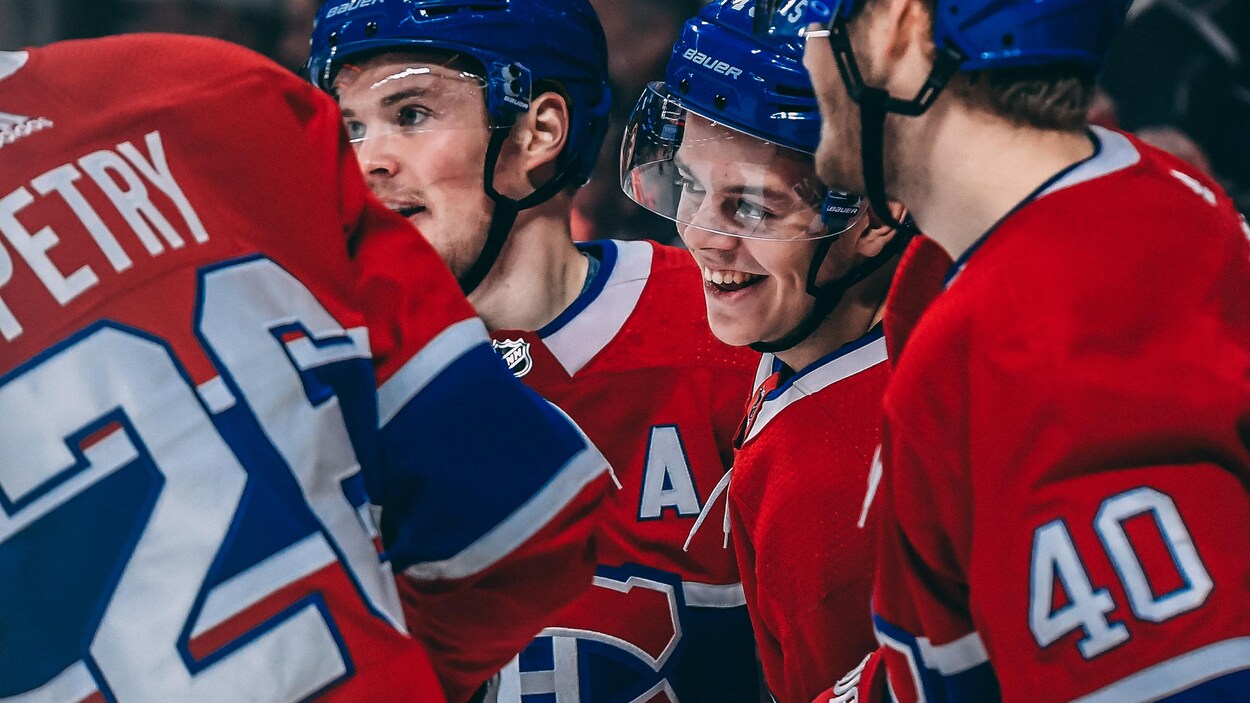 Jesperi Kotkaniemi est félicité par des coéquipiers. Jesperi Kotkaniemi est félicité par des coéquipiers.