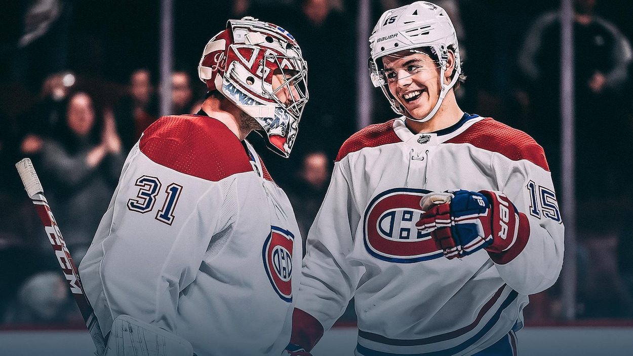 Les deux joueurs sourient.
