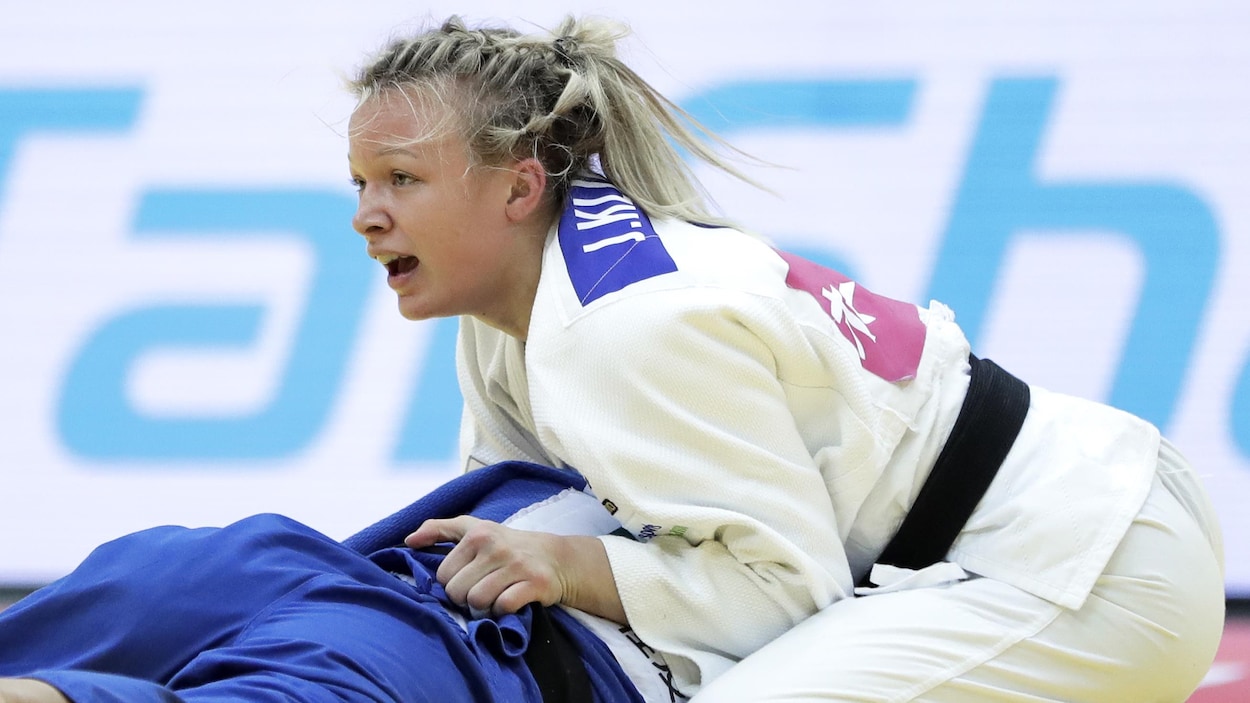 Elle maîtrise une adversaire.