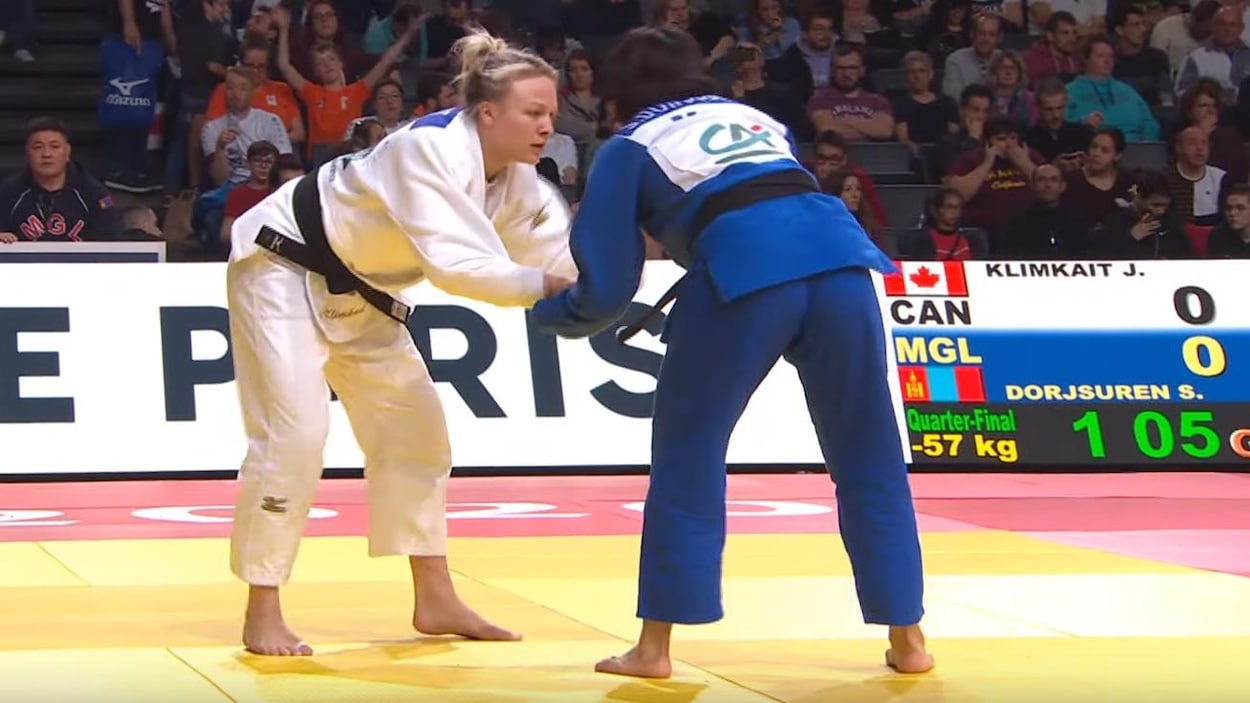 Elle agrippe son adversaire pendant un combat.