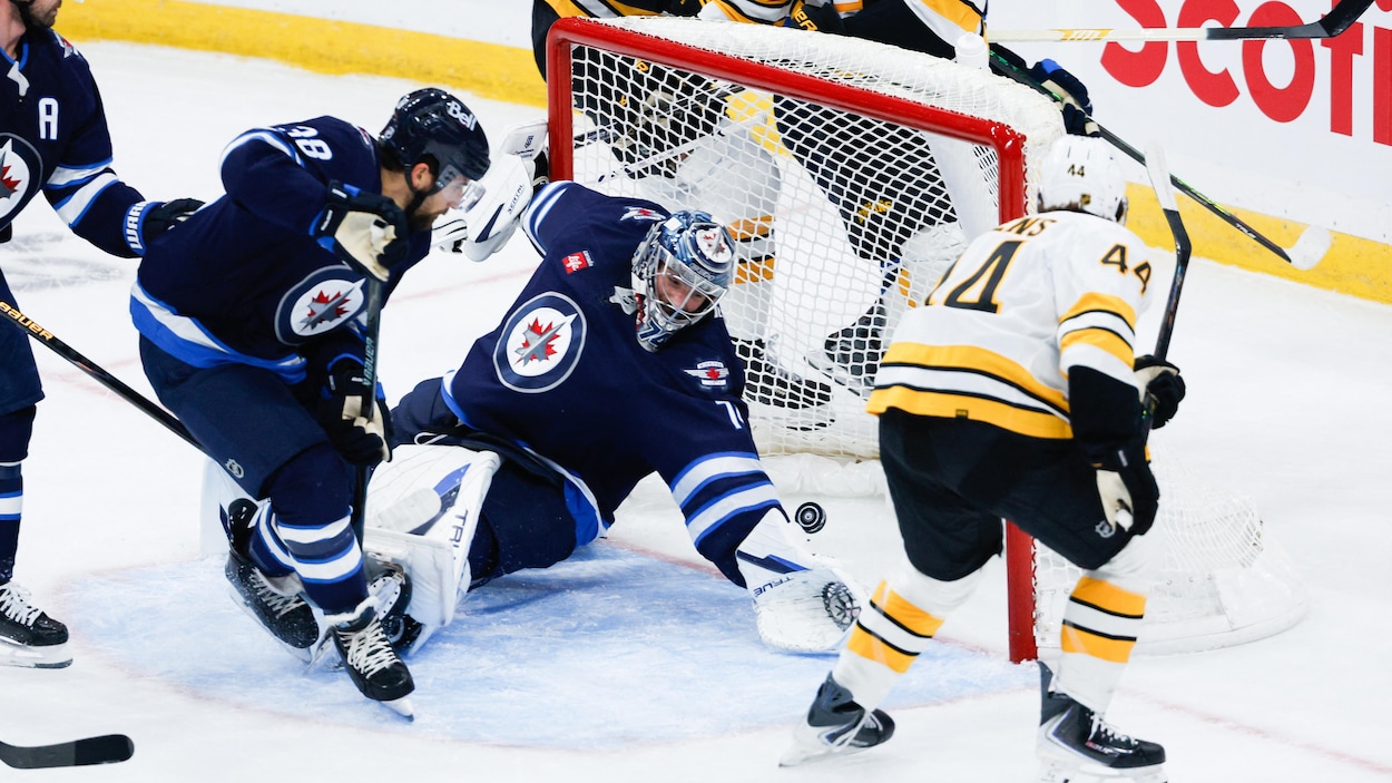 Les Jets s’inclinent contre les Bruins en prolongation
