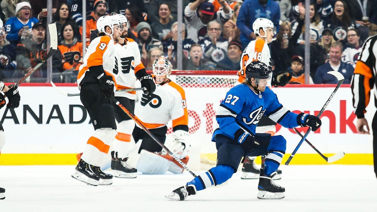 Des joueurs de hockey après un but