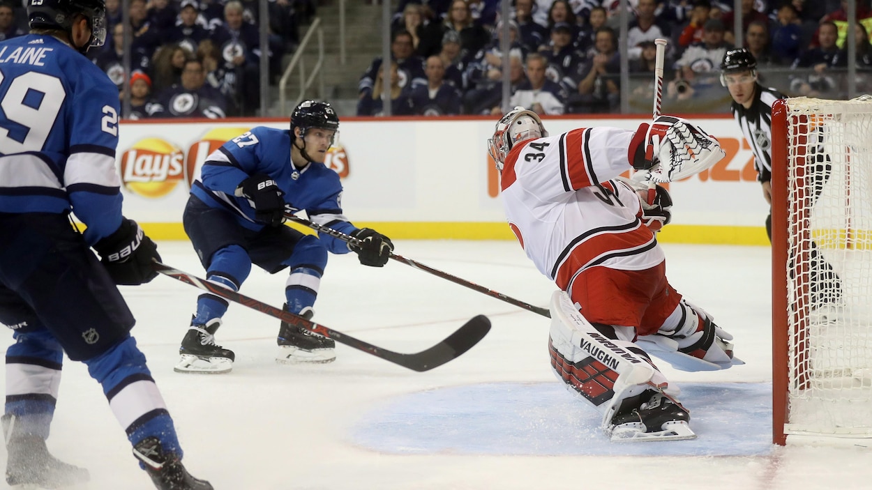 Petr Mrazek (à droite) vole un but à l'attaquant Nikolaj Ehlers. Petr Mrazek (à droite) vole un but à l'attaquant Nikolaj Ehlers.