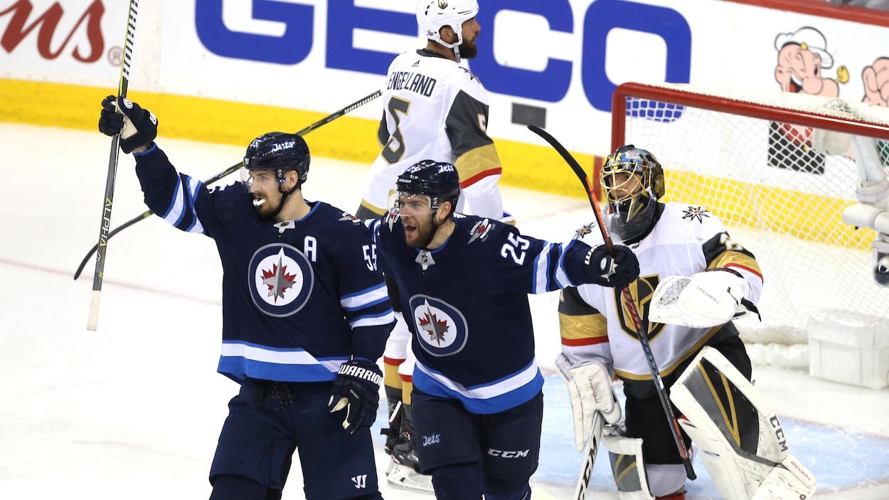 Mark Scheifele et Paul Stastny célèbrent le quatrième but des Jets de Winnipeg contre les Golden Knights de Vegas. Mark Scheifele et Paul Stastny célèbrent le quatrième but des Jets de Winnipeg contre les Golden Knights de Vegas.