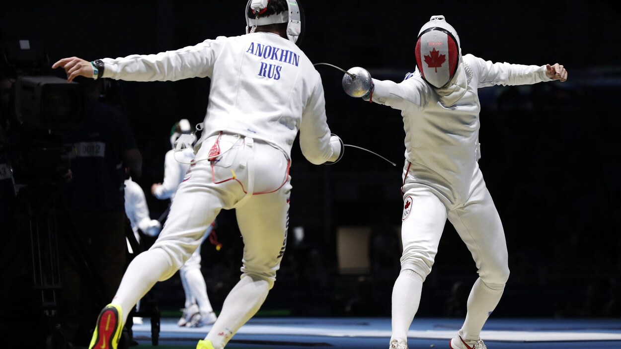 Deux escrimeurs s'affrontent lors d'une étape d'escrime aux Jeux olympiques