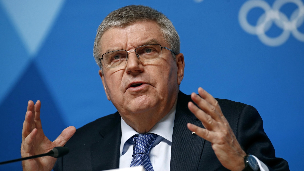 Le président du CIO, Thomas Bach, s'adresse aux médias en conférence de presse.