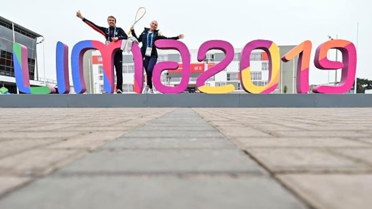 Ils sont derrière les lettres et chiffres géants Lima 2019.