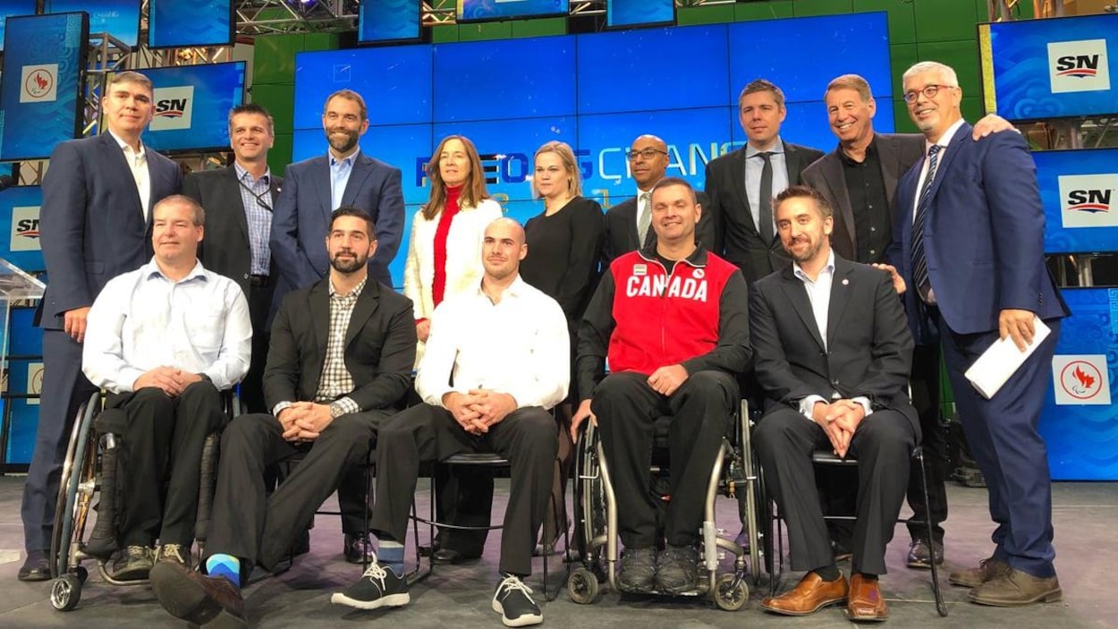 Des membres des médias, du Comité paralympique canadien et des athlètes réunis à 100 jours des Jeux de Pyeongchang. Des membres des médias, du Comité paralympique canadien et des athlètes réunis à 100 jours des Jeux de Pyeongchang.