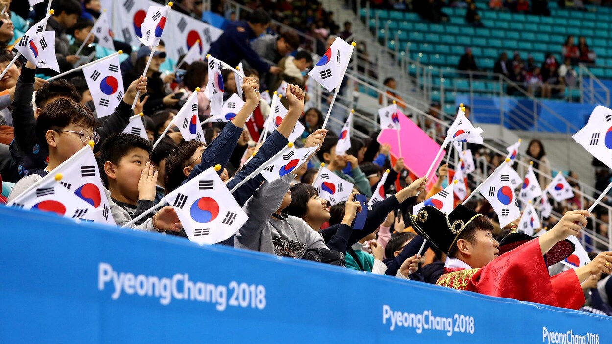 Des spectateurs sud-coréens assistent à un match de parahockey sur glace à Gangneung lors des Jeux paralympiques de Pyeongchang. Des spectateurs sud-coréens assistent à un match de parahockey sur glace à Gangneung lors des Jeux paralympiques de Pyeongchang.