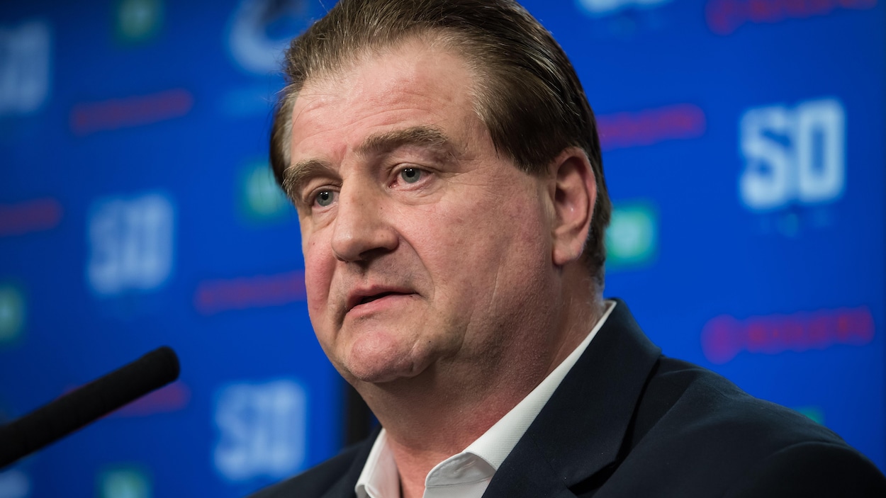 Le directeur général des Canucks de Vancouver en conférence de presse