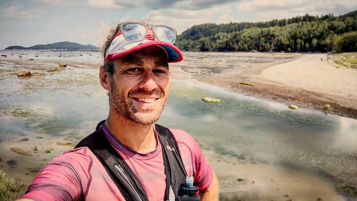 Un coureur prend un egoportrait