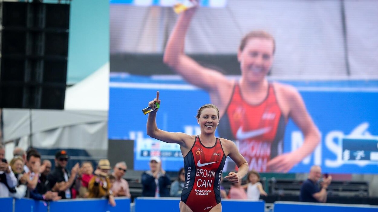 La triathlète ontarienne Joanna Brown à l'arrivée du triathlon de Hamilton, aux Bermudes.
