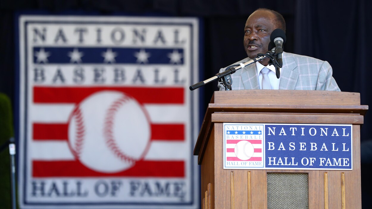 L'ancien joueur de la MLB Joe Morgan parle au micro au Temple de la renommée du baseball. L'ancien joueur de la MLB Joe Morgan parle au micro au Temple de la renommée du baseball.