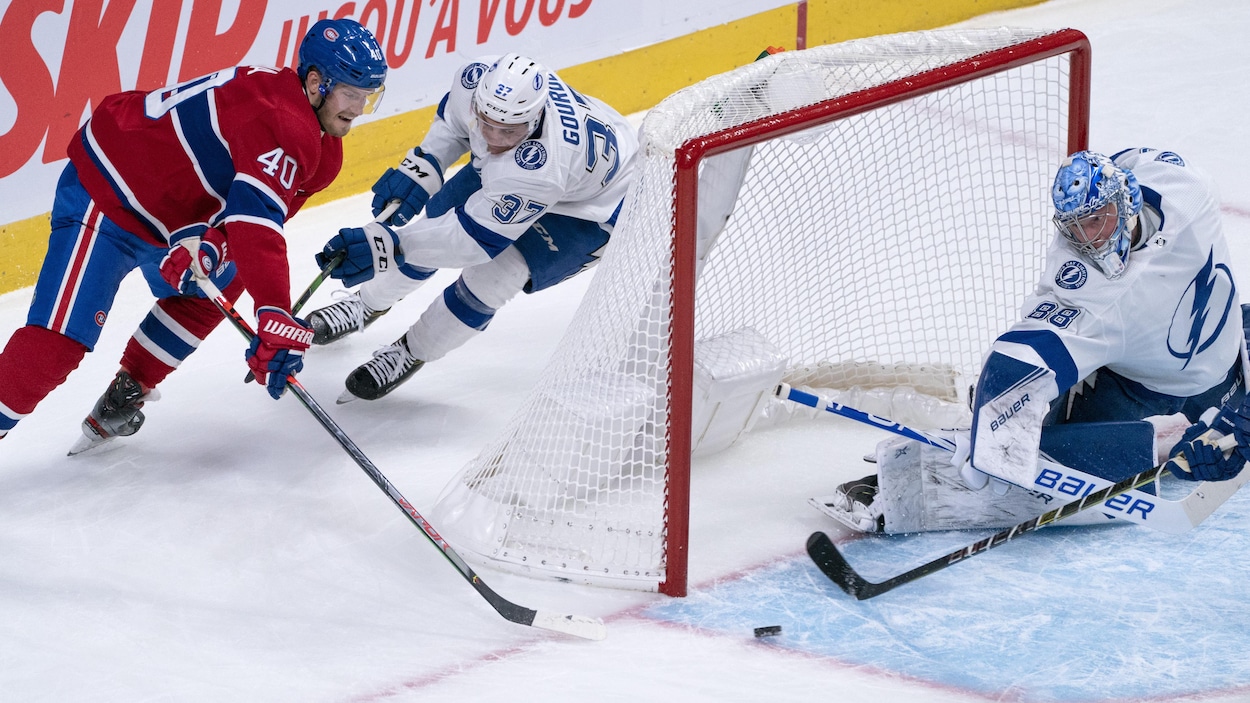 Vasilevskiy regarde la rondelle à sa droite, mais Armia est incapable de la pousser dans le filet.
