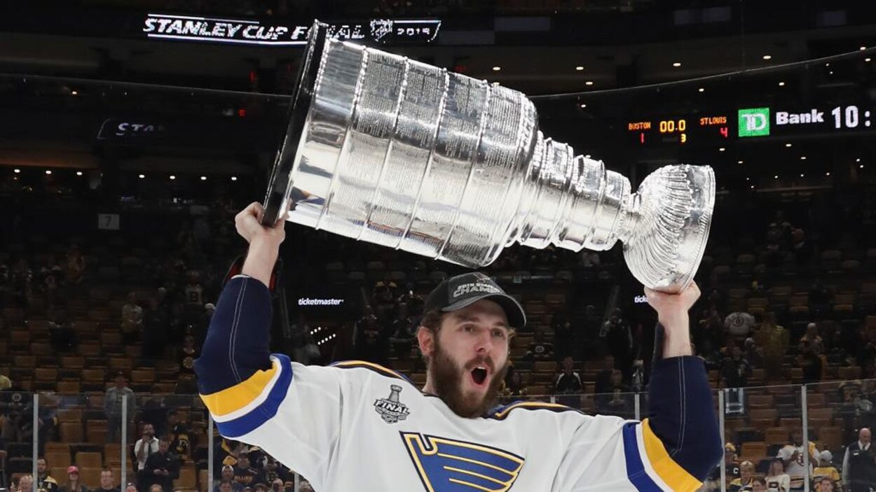 Il soulève la coupe Stanley.