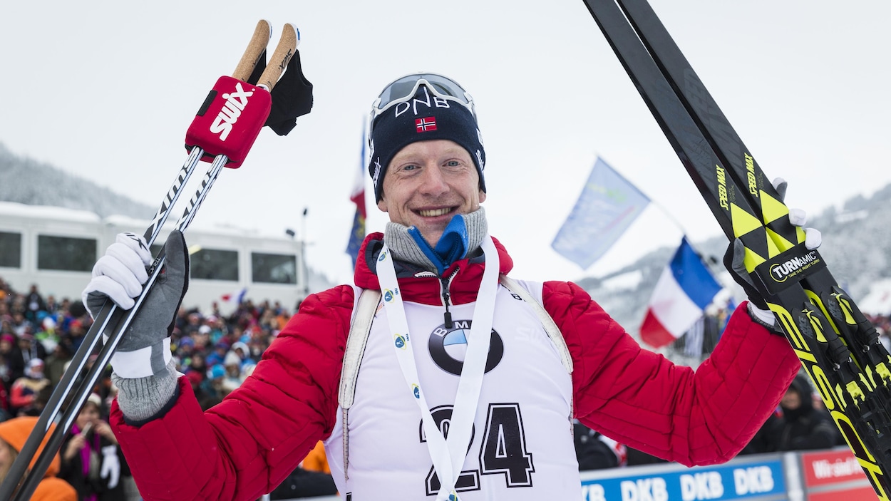 Johannes Boe regarde la caméra en levant en l'air ses skis et ses bâtons après sa victoire au sprint de la Coupe du monde d'Annecy. Johannes Boe regarde la caméra en levant en l'air ses skis et ses bâtons après sa victoire au sprint de la Coupe du monde d'Annecy.
