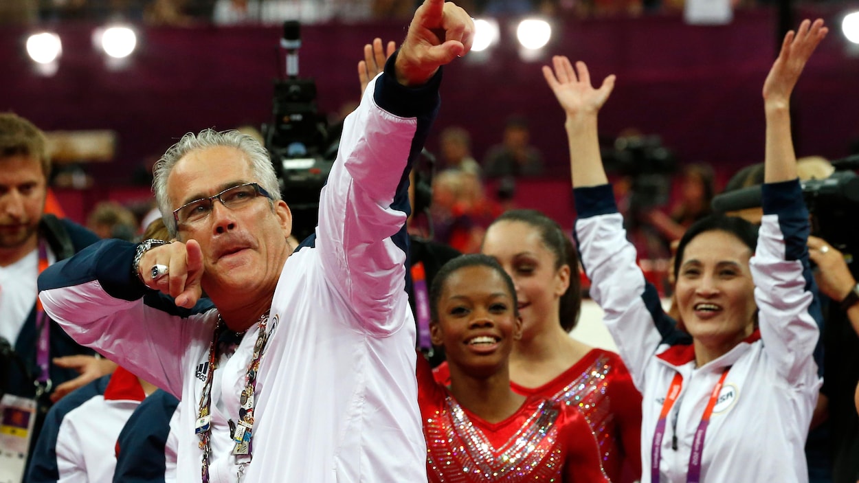John Geddert avec l'équipe américaine aux Jeux de Londres John Geddert avec l'équipe américaine aux Jeux de Londres