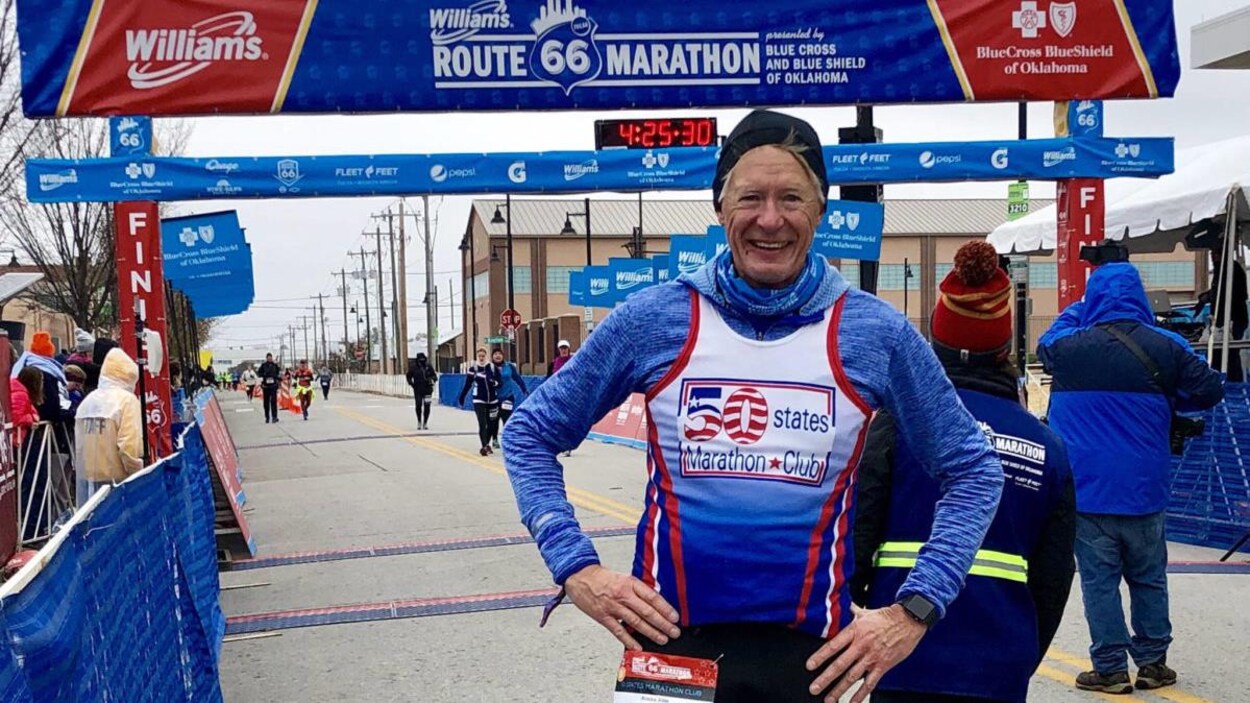 Il prend la pose après sa course en Oklahoma.
